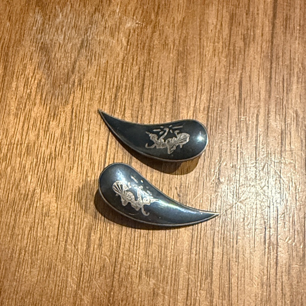 Vintage Siam Silver Teardrop Clip-on Earrings with Silver Inlay